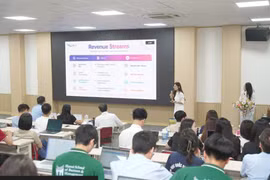 Sinh viên Trường Quản trị và Kinh doanh, Đại học Quốc gia Hà Nội trình dự án tại cuộc thi khởi nghiệp. (Ảnh: PV/Vietnam+)