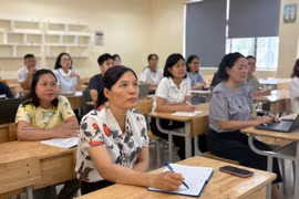 Giáo viên tập huấn sách giáo khoa trong dịp hè. (Ảnh: Phạm Mai/Vietnam+)