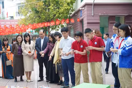 Các học sinh trình diễn mô hình STEM tại sự kiện. (Ảnh: PV/Vietnam+)