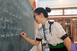 Giờ dạy của giáo viên Trường Trung học cơ sở Pom Lót, tỉnh Điện Biên. (Ảnh: Phạm Mai/Vietnam+)