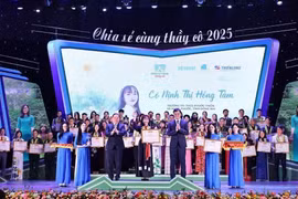 Các giáo viên được vinh danh trong chương trình Chia sẻ cùng thầy cô năm 2025. (Ảnh: Minh Đức/TTXVN)