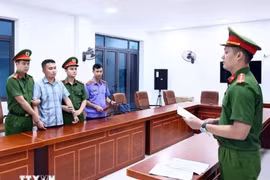 Thầy giáo bị bắt trong vụ gian lận thi Tốt nghiệp Trung học phổ thông tại Tuyên Quang. (Ảnh: TTXVN)