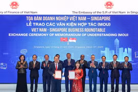 Lễ trao biên bản ghi nhớ diễn ra dưới sự chứng kiến của Tổng Bí thư Tô Lâm và quan chức cấp cao hai bên. (Ảnh: VinUni)