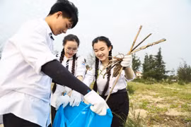 Giới trẻ hưởng ứng tham gia hoạt động dọn dẹp vệ sinh, bảo vệ môi trường. (Ảnh: BTC)