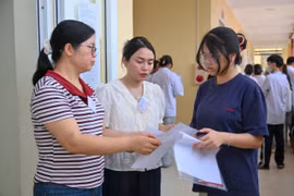Thí sinh làm thủ tục dự thi tại điểm thi Trường Trung học phổ thông A Thanh Liêm, tỉnh Ninh Bình. (Ảnh: PV/Vietnam+)