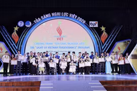 Chương trình vinh danh 22 thanh niên khuyết tật tiêu biểu. (Ảnh: Vietnam+)