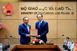 Thứ trưởng Thường trực Phạm Ngọc Thưởng và Quốc vụ khanh Chuon Chivann trao quà lưu niệm. (Ảnh: Bộ GD-ĐT)