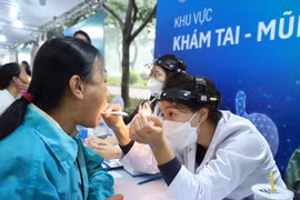 Các bác sỹ khám sức khoẻ miễn phí cho người dân. (Ảnh: PV/Vietnam+)