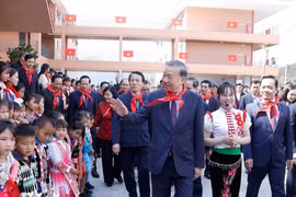 Tổng Bí thư Tô Lâm và học sinh, giáo viên trong lễ khánh thành Trường Phổ thông nội trú liên cấp Tiểu học và Trung học Cơ sở Si Pa Phìn, tỉnh Điện Biên. (Ảnh: Thống Nhất/TTXVN)