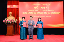 Bộ trưởng Hoàng Minh Sơn trao quyết định bổ nhiệm lãnh đạo Trường Đại học Ngoại thương. (Ảnh: PV/Vietnam+)