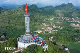 Hội Liên hiệp thanh niên Việt Nam tổ chức lễ chào cờ Chặng 3-Hành trình “Tôi yêu Tổ quốc tôi” năm 2026 tại cột cờ Lũng Cú. (Ảnh: Minh Đức/TTXVN)