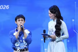 Đinh Viết Tường chia sẻ tại chương trình. (Ảnh: Vietnam+)