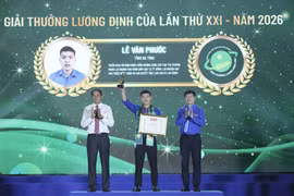 Ban tổ chức vinh danh các nhà nông trẻ xuất sắc. (Ảnh: Vietnam+)