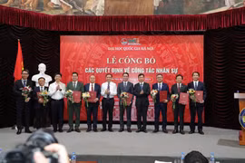 Giám đốc Đại học Quốc gia Hà Nội Bùi Thế Duy trao các quyết định bổ nhiệm, điều động và bổ nhiệm cho các nhân sự lãnh đạo, quản lý của các đơn vị thành viên. (Ảnh: VNU)