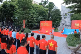 Lễ chào cờ “Tôi yêu Tổ quốc tôi” diễn ra sáng nay tại Hà Nội. (Ảnh: An Đăng/TTXVN)