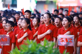 Học sinh hát Quốc ca trong lễ khai giảng. (Ảnh: TTXVN)