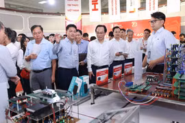 Bộ trưởng Bộ Giáo dục và Đào tạo Hoàng Minh Sơn và các đại biểu đã tham dự “Lễ ra mắt Không gian Đổi mới sáng tạo liên ngành Đại học Bách khoa Hà Nội”. (Ảnh: Thanh Tùng/TTXVN)