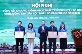 Ban tổ chức trao giải cho các nhà nông trẻ xuất sắc. (Ảnh: BTC)