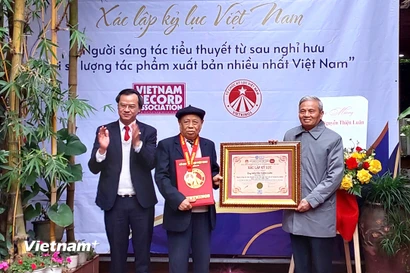 Tiến sỹ Nguyễn Thiện Luận nhận Kỷ lục Việt Nam. (Ảnh: Minh Thu/Vietnam+)