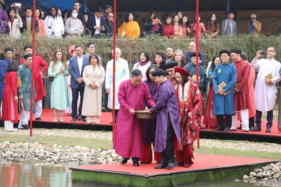 Các đại biểu trải nghiệm các nghi lễ trong phong tục đón Tết cổ truyền Việt Nam. (Ảnh: BNG)