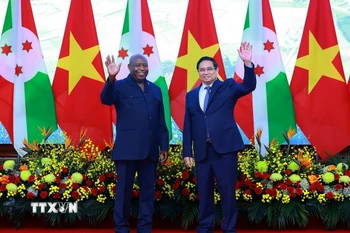 Thủ tướng Phạm Minh Chính hội kiến Tổng thống Burundi Évariste Ndayishimiye. (Ảnh: Dương Giang/TTXVN)