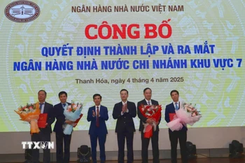 Phó Thống đốc Ngân hàng nhà nước Việt Nam Phạm Quang Dũng và Giám đốc Ngân hàng nhà nước Khu vực 7 Trần Thế Hùng trao quyết định bổ nhiệm 4 Phó Giám đốc Ngân hàng nhà nước chi nhánh Khu vực 7. (Ảnh: TTXVN phát)