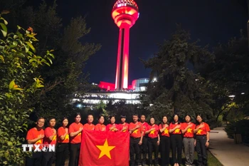 Đại sứ quán và đại diện cộng đồng người Việt tại Thổ Nhĩ Kỳ thực hiện nghi lễ chào cờ. (Ảnh: TTXVN phát)