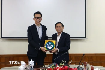 Ủy ban Nhân dân tỉnh Hà Nam tặng quà lưu niệm cho đoàn. (Ảnh: Nguyễn Chinh/TTXVN)