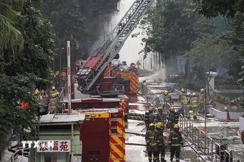Hiện trường vụ cháy chung cư tại Hong Kong (Trung Quốc), ngày 27/11. (Ảnh: THX/TTXVN)