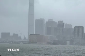 Nước dâng cao tại cảng Victoria (Hong Kong, Trung Quốc). (Ảnh: Mạc Luyện/TTXVN)