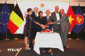 Đại sứ Nguyễn Văn Thảo cùng các quan chức Bỉ, EU cắt bánh mừng 80 năm Quốc khánh Việt Nam. (Ảnh: Hương Giang/TTXVN)