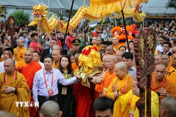 Cung rước Xá lợi Phật về chùa Phúc Sơn. (Ảnh: Danh Lam/TTXVN)