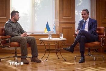 Thủ tướng Hy Lạp Kyriakos Mitsotakis (phải) và Tổng thống Ukraine Volodymyr Zelensky (trái) tại cuộc gặp ở Athens, ngày 21/8/2023. (Ảnh: AFP/TTXVN)