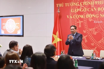 Thủ tướng Phạm Minh Chính gặp cán bộ Đại sứ quán và cộng đồng người Việt Nam tại Kuwait. (Ảnh: Dương Giang/TTXVN)
