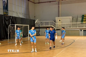 Huấn luyện viên trưởng Futsal Việt Nam Diego Giustozzi hướng dẫn đội tuyển luyện tập trước trận đấu. (Ảnh: Minh Thái/TTXVN)