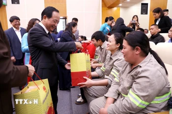 Đại tướng Trịnh Văn Quyết tặng quà Tết cho công nhân lao động phường Minh Xuân, tỉnh Tuyên Quang. (Ảnh: Quang Cường/TTXVN)