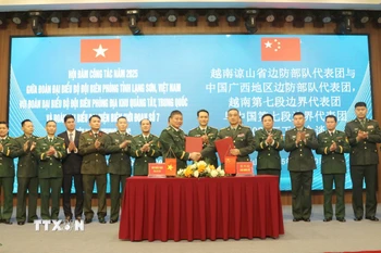 Trưởng đoàn hai bên ký kết biên bản Hội đàm công tác biên phòng. (Ảnh: Quang Duy/TTXVN)