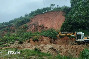 Một vị trí sạt lở mới trên đèo Lò Xo. (Ảnh: Dư Toán/TTXVN)