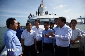 Lãnh đạo Ủy ban Nhân dân Thành phố Hồ Chí Minh khảo sát khu bến cảng Cái Mép Hạ. (Ảnh: Đoàn Mạnh Dương/TTXVN)