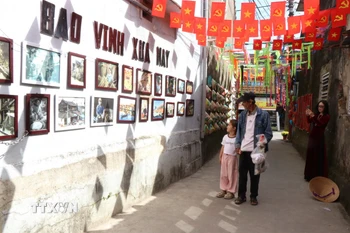 Các con hẻm nhỏ ở phố cổ Bao Vinh được trang hoàng tỉ mỉ, hấp dẫn sự chú ý của người dân và du khách. (Ảnh: Mai Trang/TTXVN)
