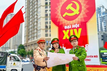 Lực lượng Cảnh sát Giao thông Thủ đô phối hợp với Công an cơ sở đảm bảo an toàn cho Đại hội Đảng lần thứ XIV. (Ảnh: Quốc Lũy/TTXVN)
