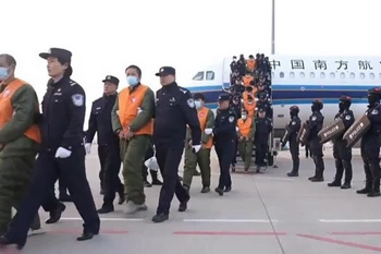Trung Quốc dẫn dộ 952 nghi phạm từ Myanmar. (Nguồn: China daily)