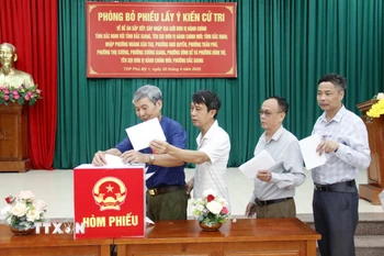 Cử tri bỏ phiếu lấy ý kiến về dự thảo dự thảo Đề án sắp xếp đơn vị hành chính cấp tỉnh, cấp xã. (Ảnh: Đồng Thúy/TTXVN)