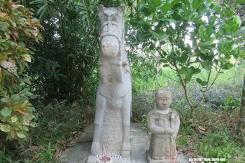 Tượng quản mã trước khi bị mất trộm. (Ảnh tư liệu của Ban quản lý Di tích Nghệ An)