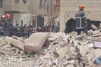 Lực lượng cứu hộ tại hiện trường vụ sập 2 tòa nhà liền kề ở thành phố Fes, Đông Bắc Maroc. (Ảnh: THX/TTXVN)