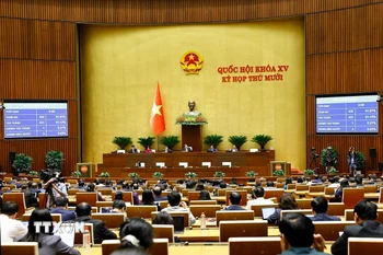 Quốc hội biểu quyết thông qua Nghị quyết của Quốc hội thí điểm một số cơ chế, chính sách đặc thù để thực hiện các dự án lớn, quan trọng trên địa bàn Thủ đô. (Ảnh: Doãn Tấn/TTXVN)