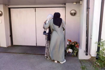 Người dân đặt hoa tưởng niệm chị Tamima Nibras Juhar. (Nguồn: Aftenposten)