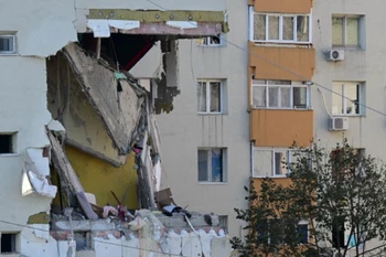 Một phần của tòa chung cư bị phá hủy sau vụ nổ. (Nguồn: AFP)