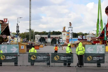 Các nhân viên an ninh tại khu vực Lễ hội bia Oktoberfest tại Munich. (Nguồn: AFP)