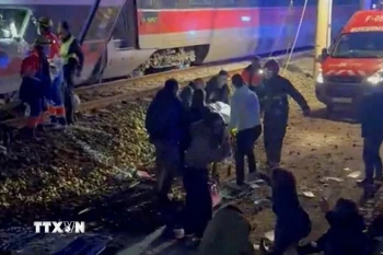 Hiện trường vụ va chạm tàu cao tốc ở Adamuz, Tây Ban Nha, ngày 18/1. (Ảnh: Reuters/TTXVN)